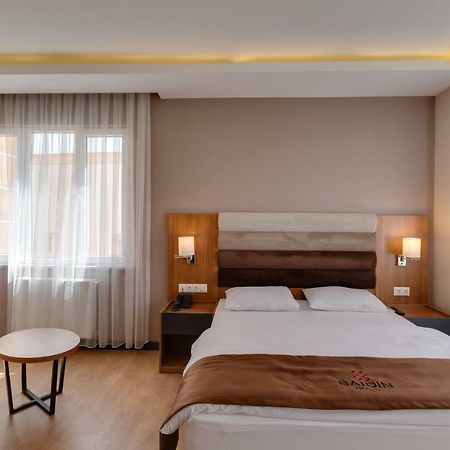 City Hotel Batoemi Buitenkant foto