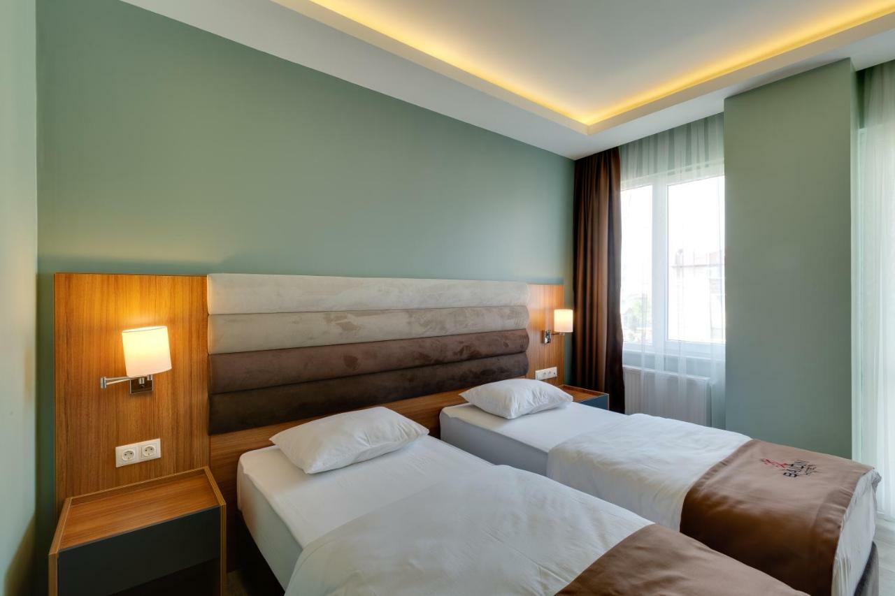 City Hotel Batoemi Buitenkant foto