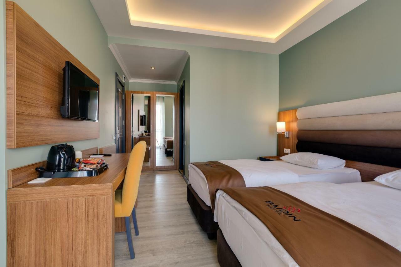 City Hotel Batoemi Buitenkant foto