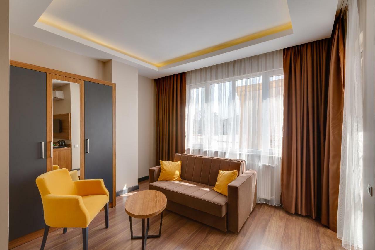 City Hotel Batoemi Buitenkant foto