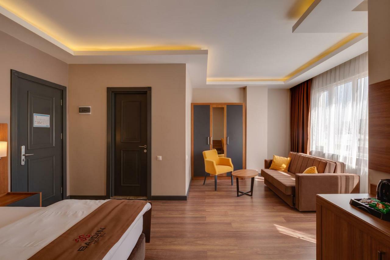City Hotel Batoemi Buitenkant foto