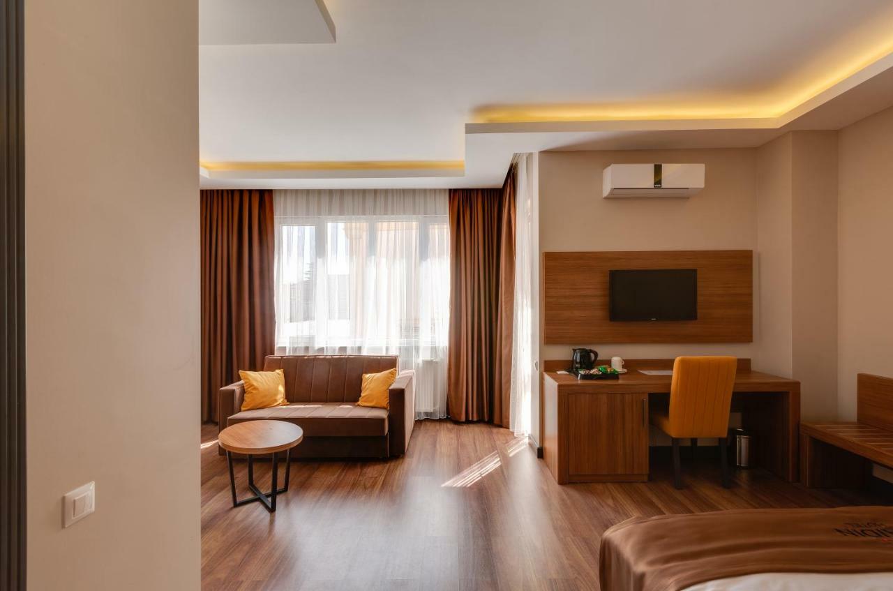 City Hotel Batoemi Buitenkant foto
