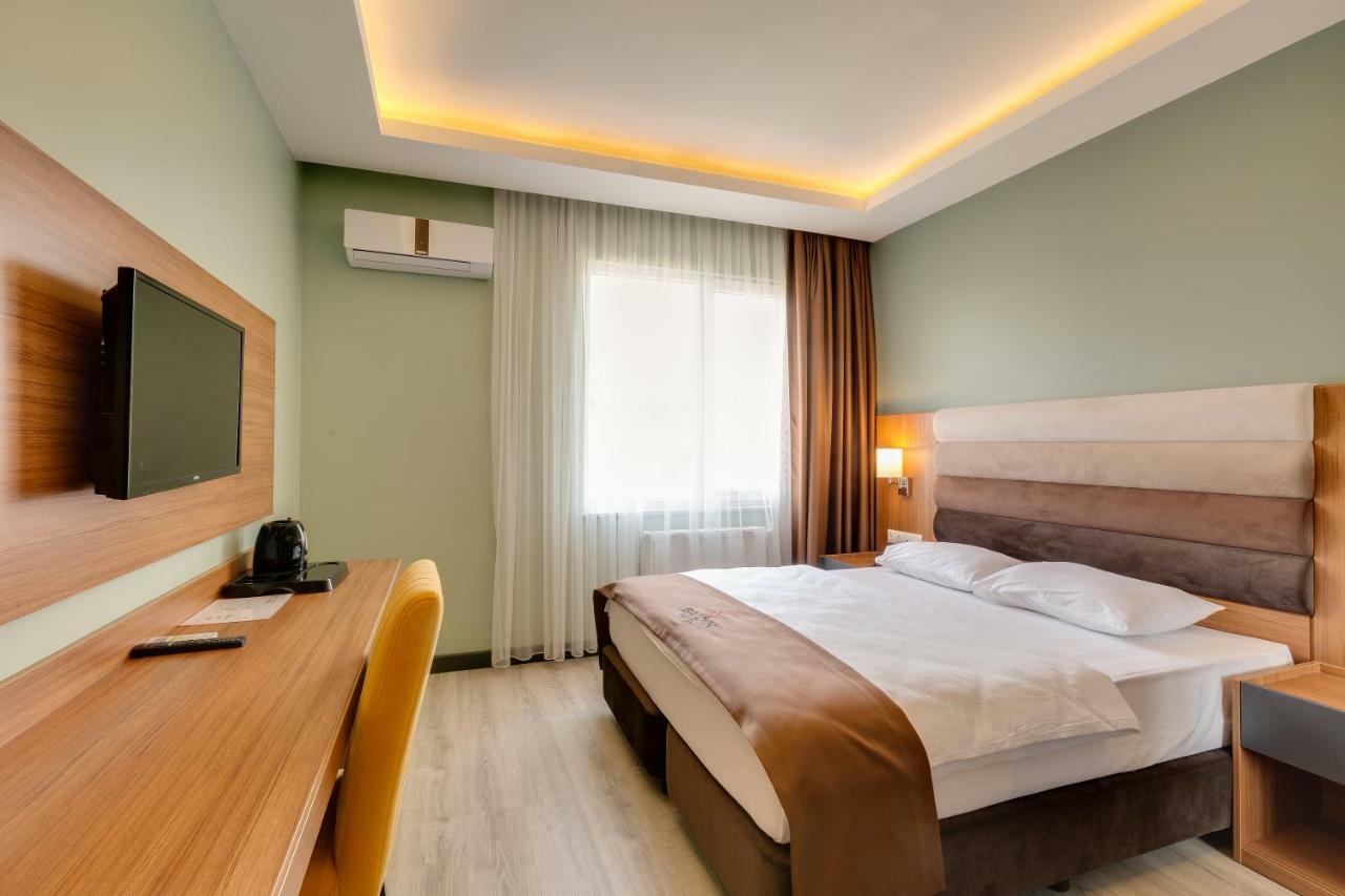 City Hotel Batoemi Buitenkant foto